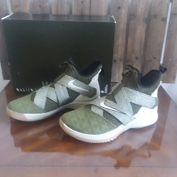 Nike LeBron James Shoes NEW - Picture 2 of 8